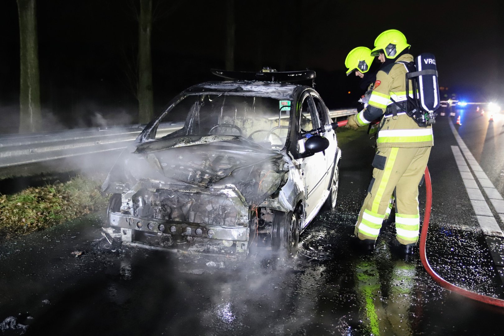 Auto vliegt in brand tijdens het rijden