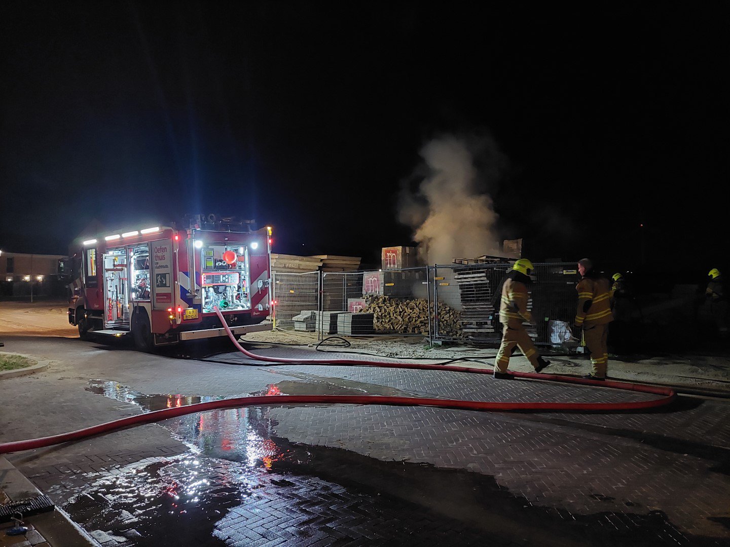 Pallets in brand gestoken bij opslagplaats Nijmegen-Noord