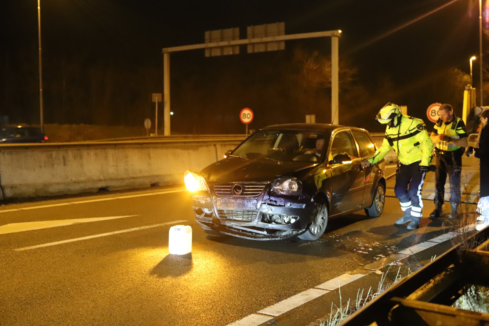 Auto knalt tegen de vangrail op beruchte oprit A30