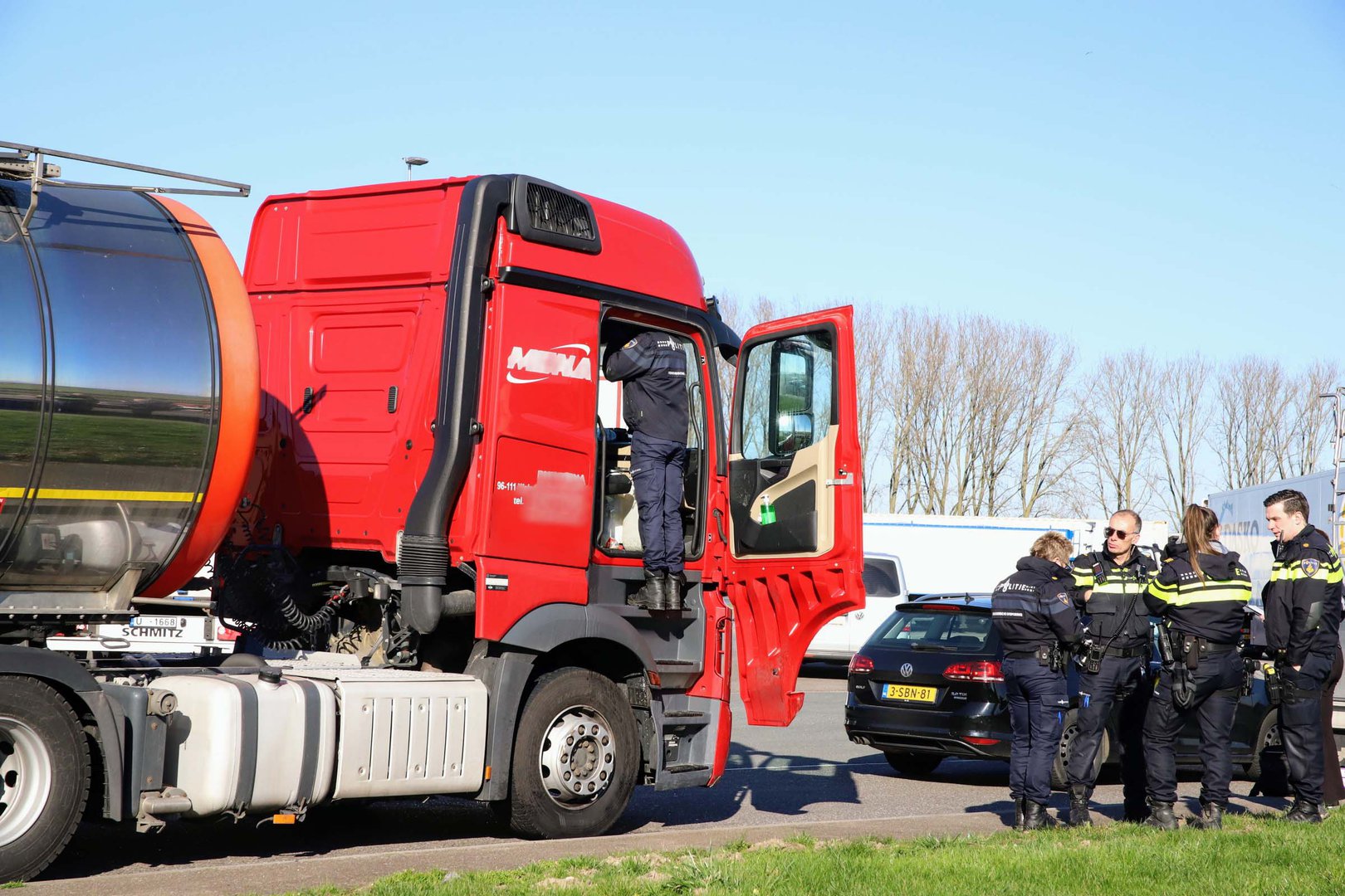 Lichaam gevonden in vrachtwagen langs A15