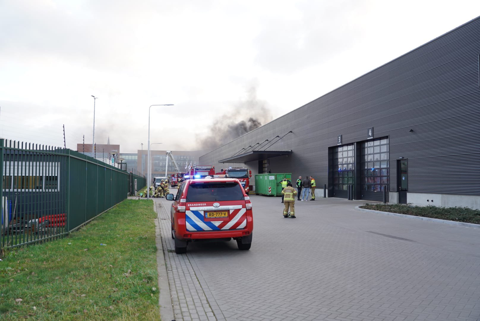 Veel zwarte rook bij uitslaande brand in bedrijfsgebouw