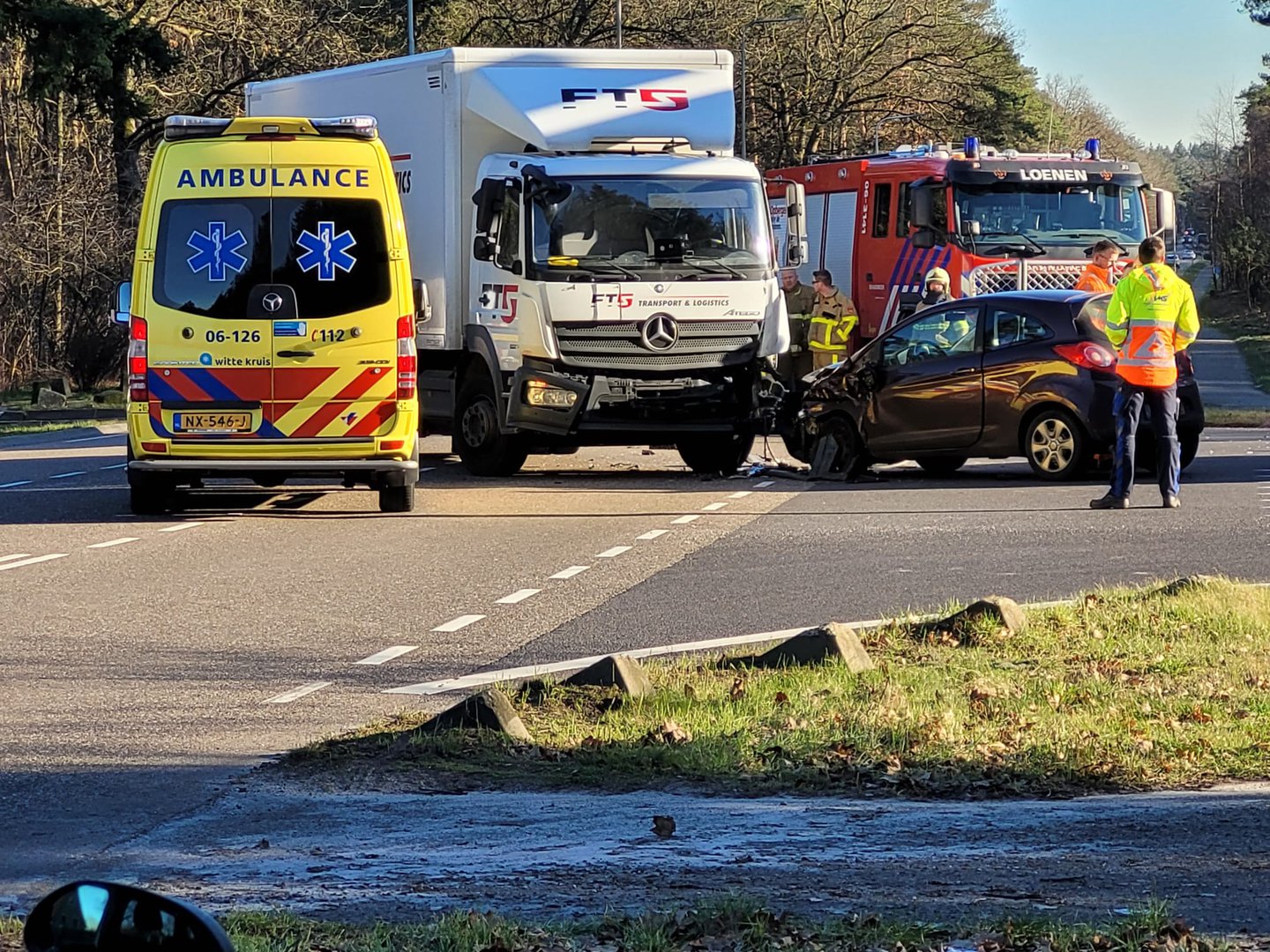 Ongeval tussen vrachtwagen en auto bij afrit A50