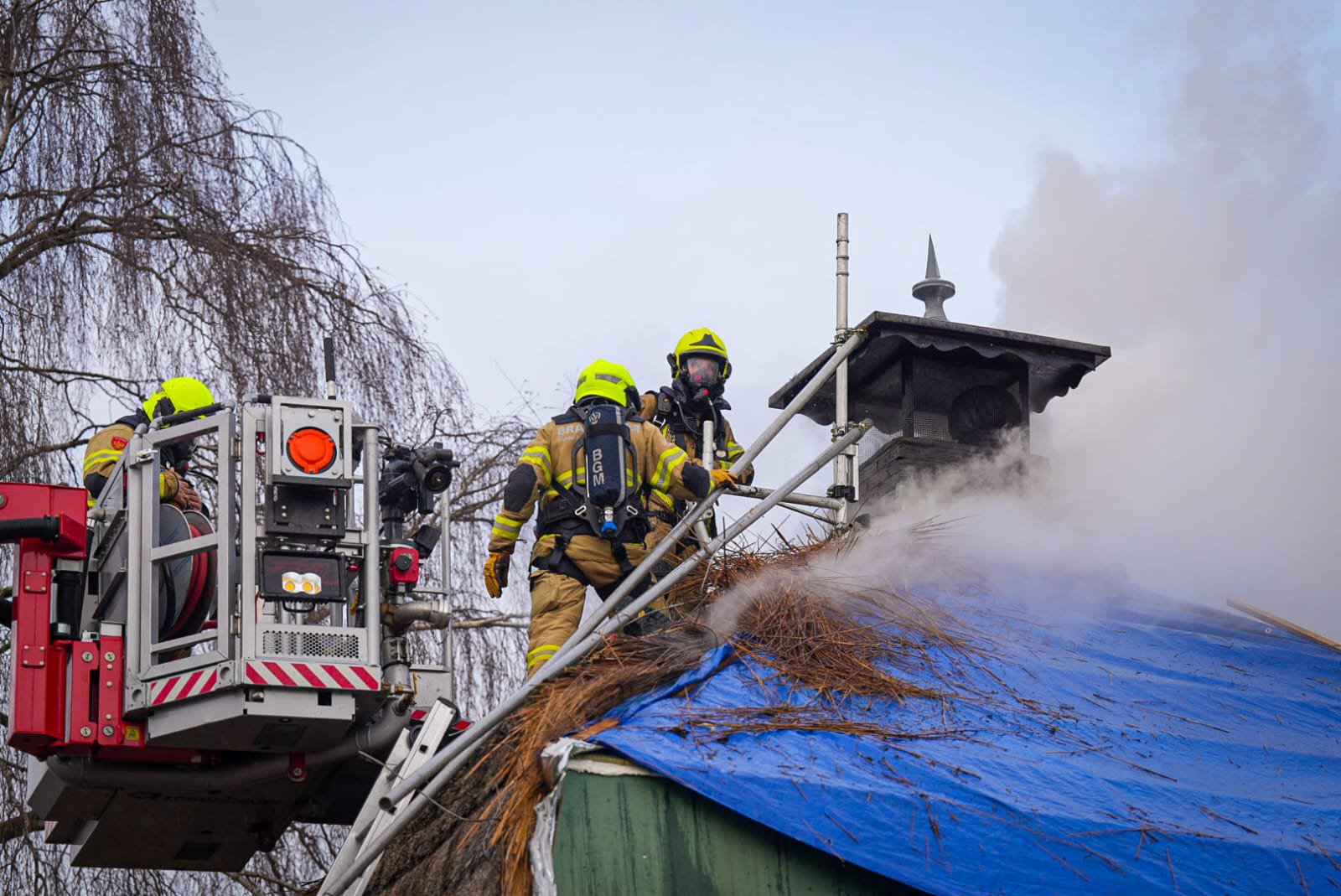 FOTO UPDATE: Brand in woning met rieten kap in Drempt