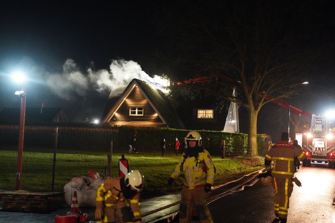 Brand bij woning met rieten dak