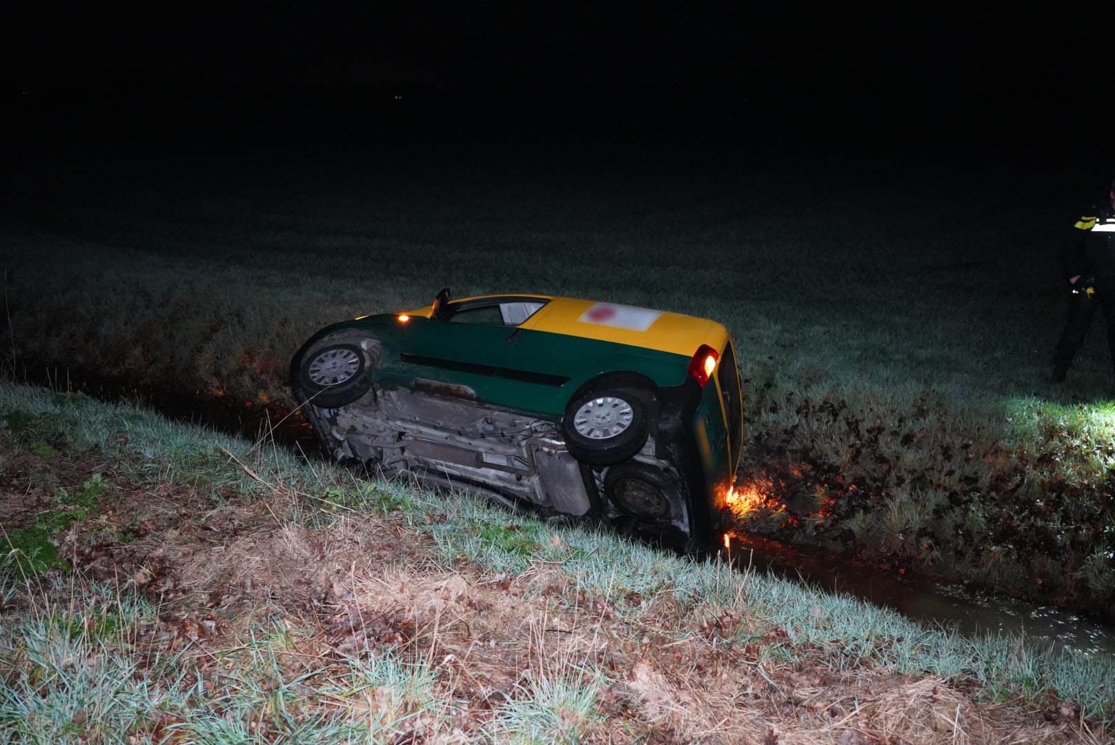 Bestelauto belandt in de sloot in Voorst