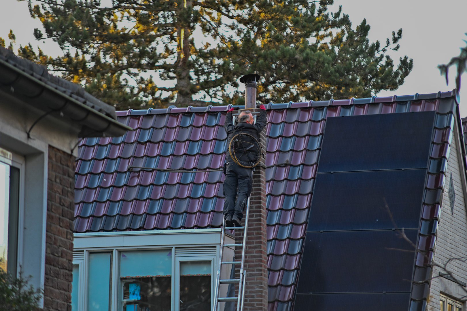 Stuk schoorsteen breekt af: veger gered door de brandweer