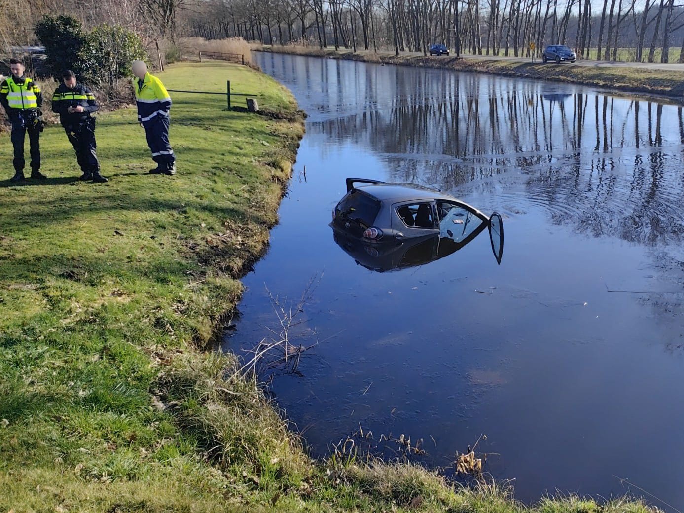 Auto belandt in Apeldoorns kanaal, bestuurder door omstander gered