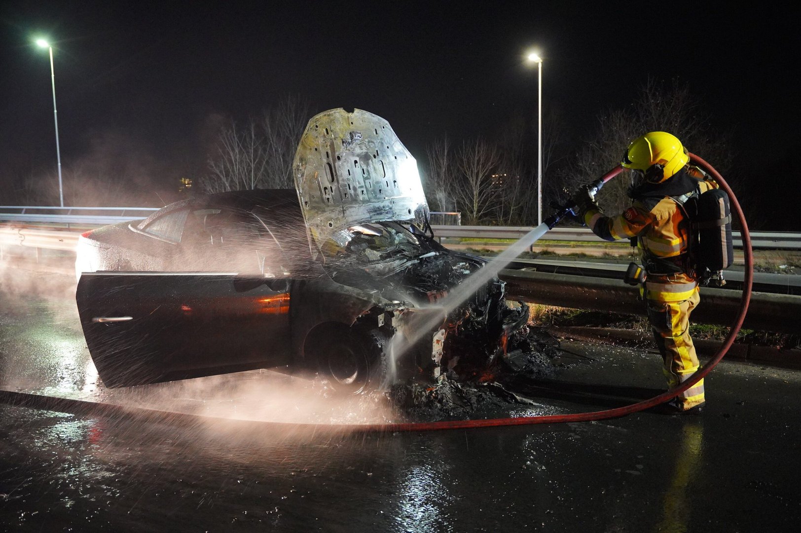 Auto vliegt midden op de brug in brand in Nijmegen