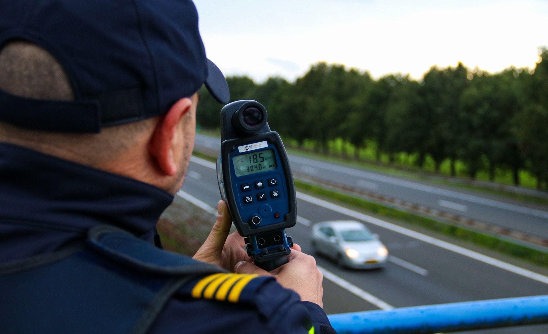 Man (40) onder invloed rijdt veel te hard met kinderen in de auto