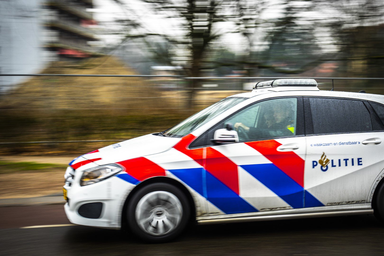 Politiewagen met spoed moet uitwijken en klapt op tegemoetkomende auto