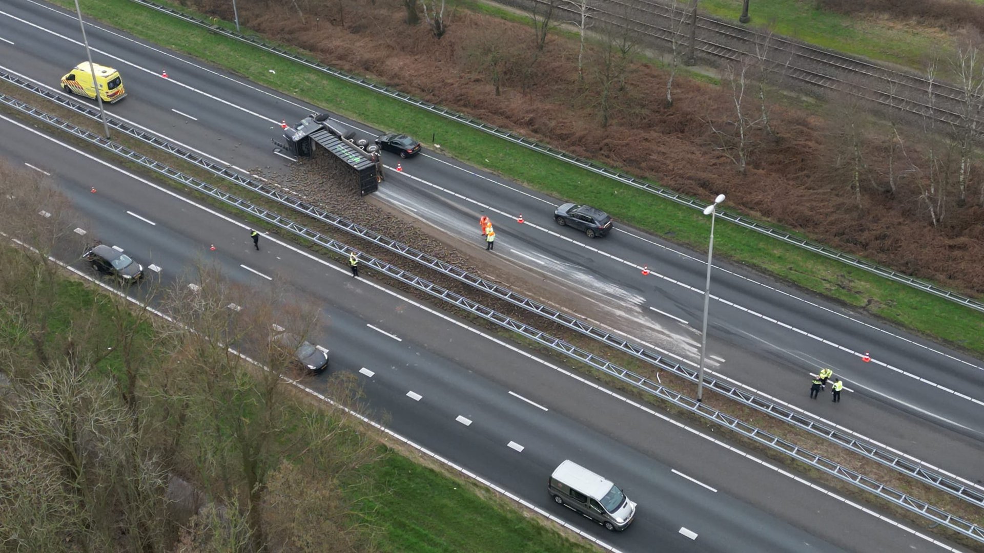 A1 dicht door gekantelde vrachtwagen, snelweg vol met stenen