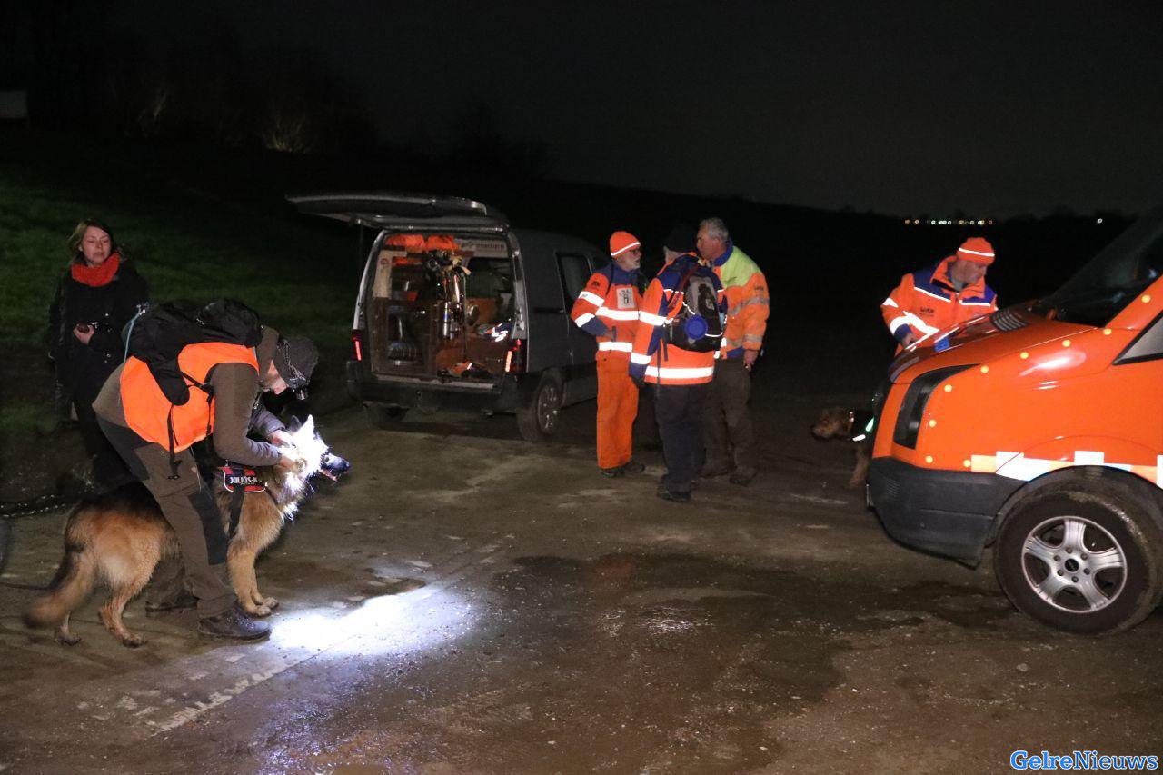 (foto’s) Reddingshondenteam RHWW uit Duiven bezig in aardbevingsgebied Turkije