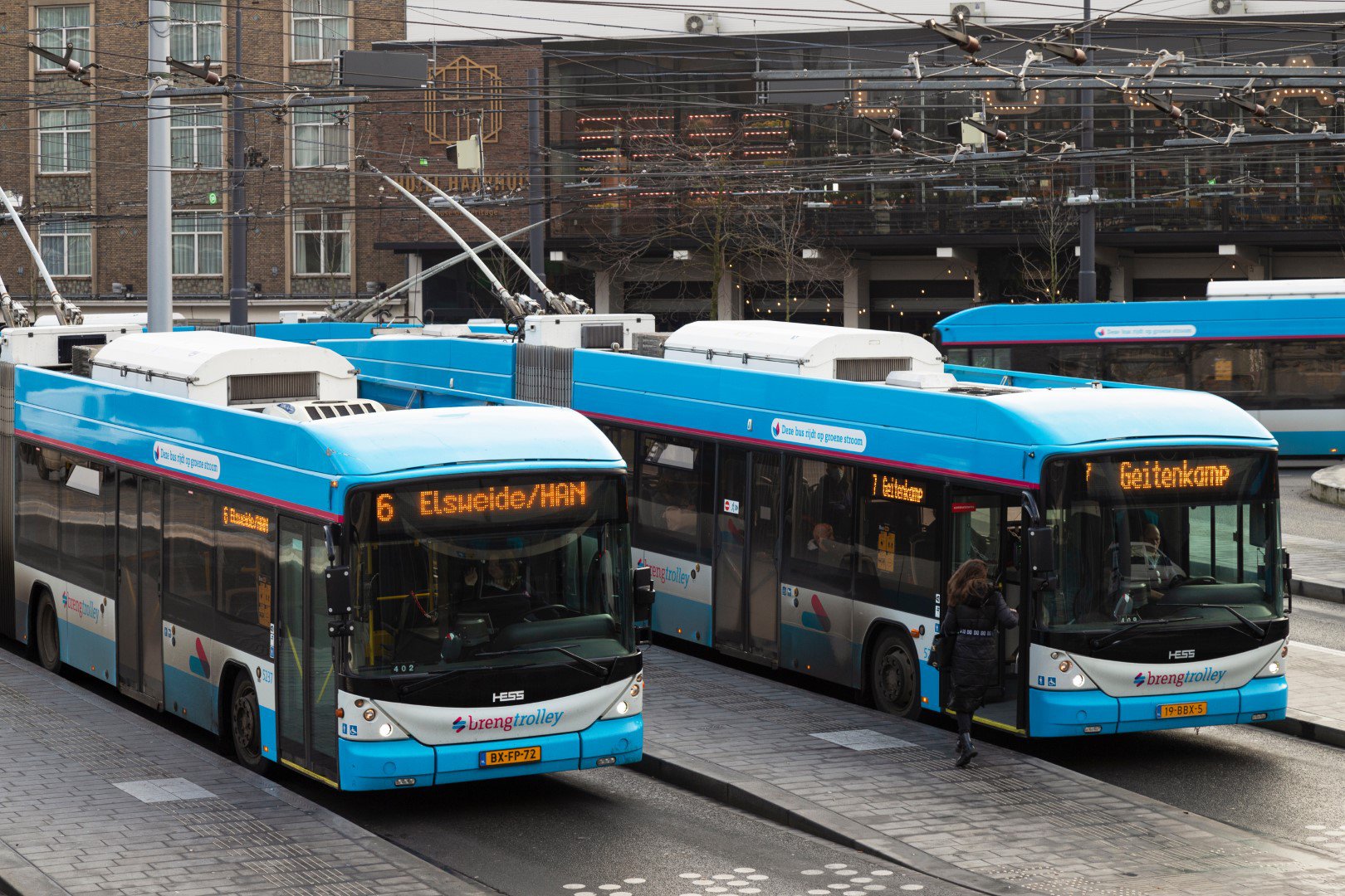 Zwartrijder slaat boa bloedneus tijdens buscontrole in Arnhem