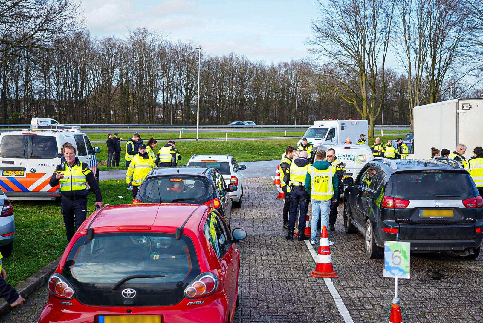 22.000 euro aan belastingschuld geïnd, 24 auto’s in beslag genomen en tientallen boetes bij megacontrole langs de A18