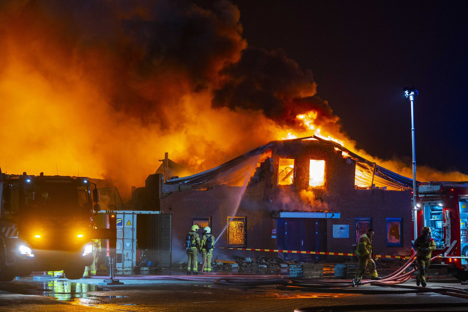 VIDEO: Grote brand verwoest papierfabriek in Hengelo