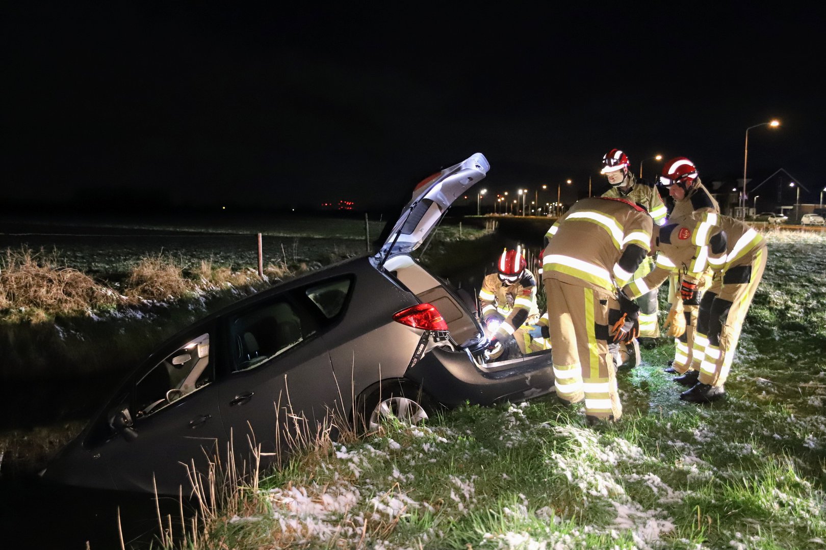 Bestuurder van een personenauto mist de bocht en belandt in de sloot