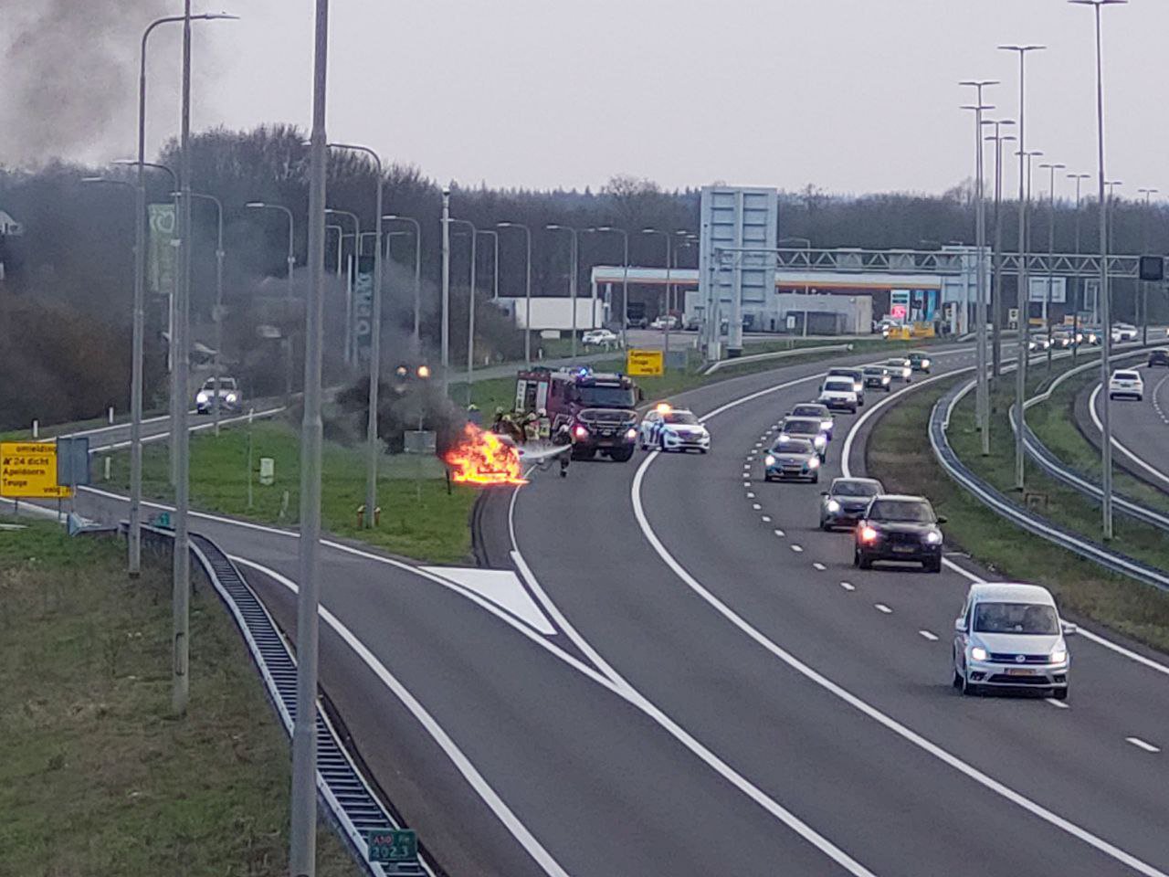 Auto vliegt in brand op snelweg