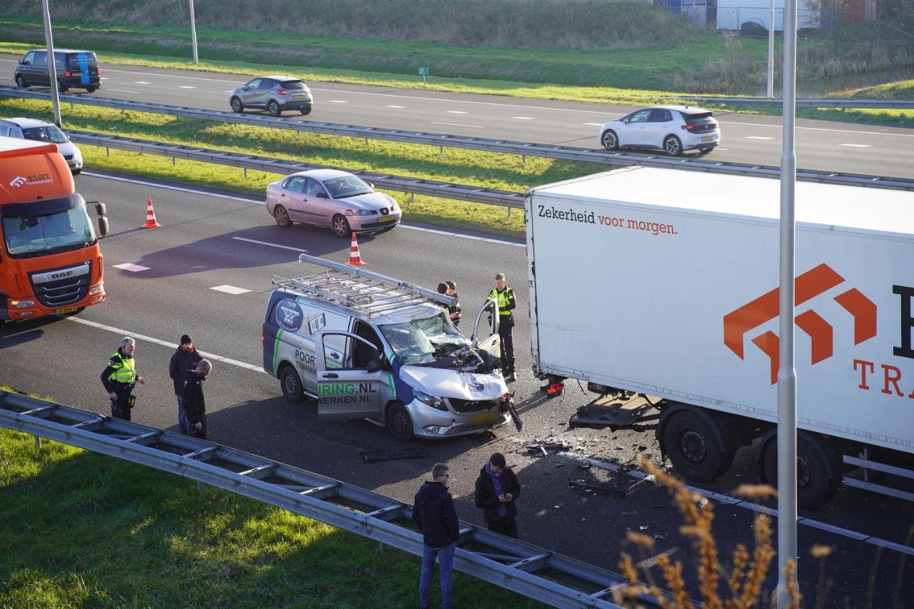 Bestelbus knalt in file op de A50 achterop vrachtwagen