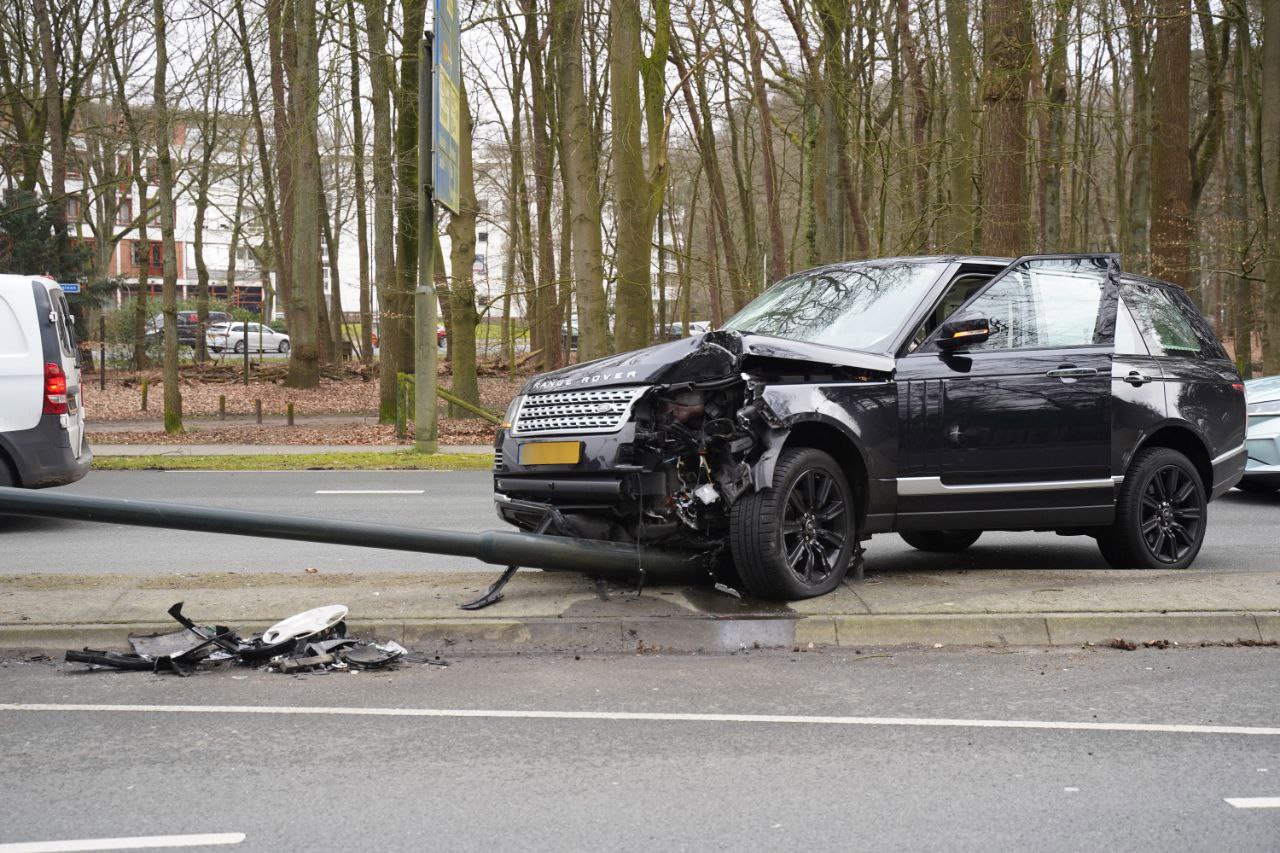 Veel materiële schade bij ongeluk tussen twee personenauto’s