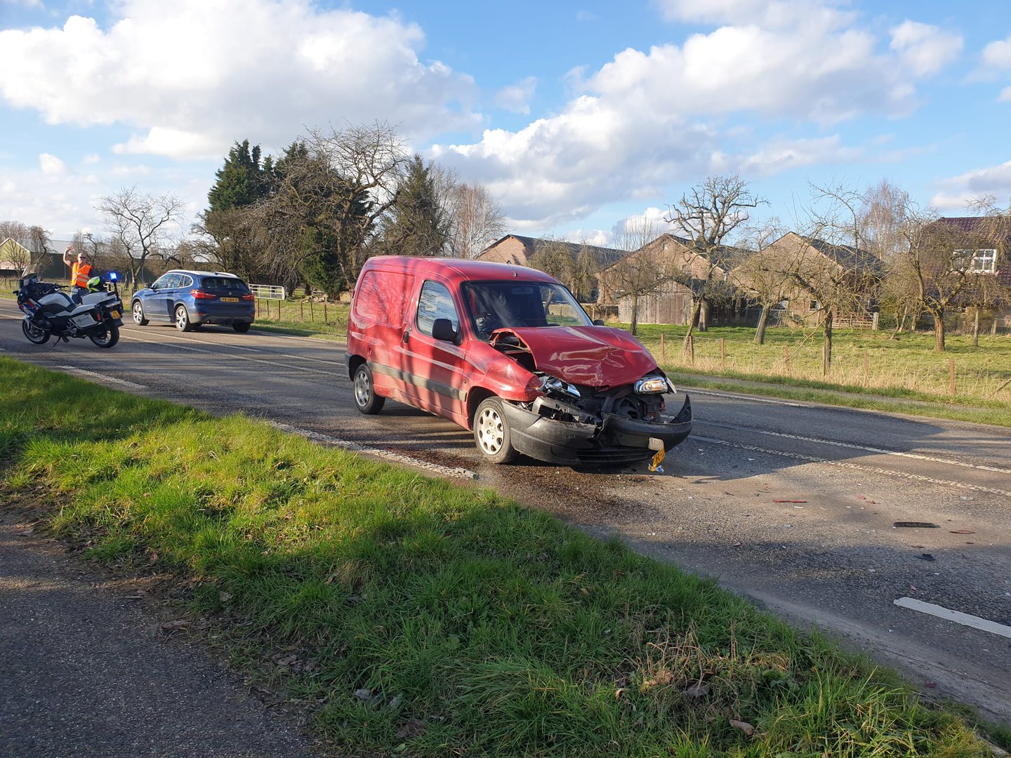 Auto knalt achterop bakwagen