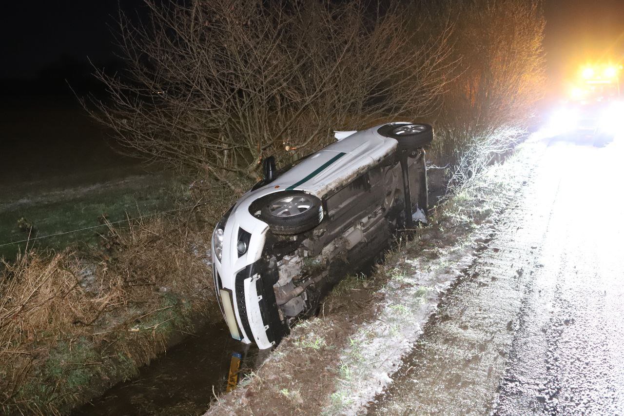 Auto belandt in greppel door gladheid