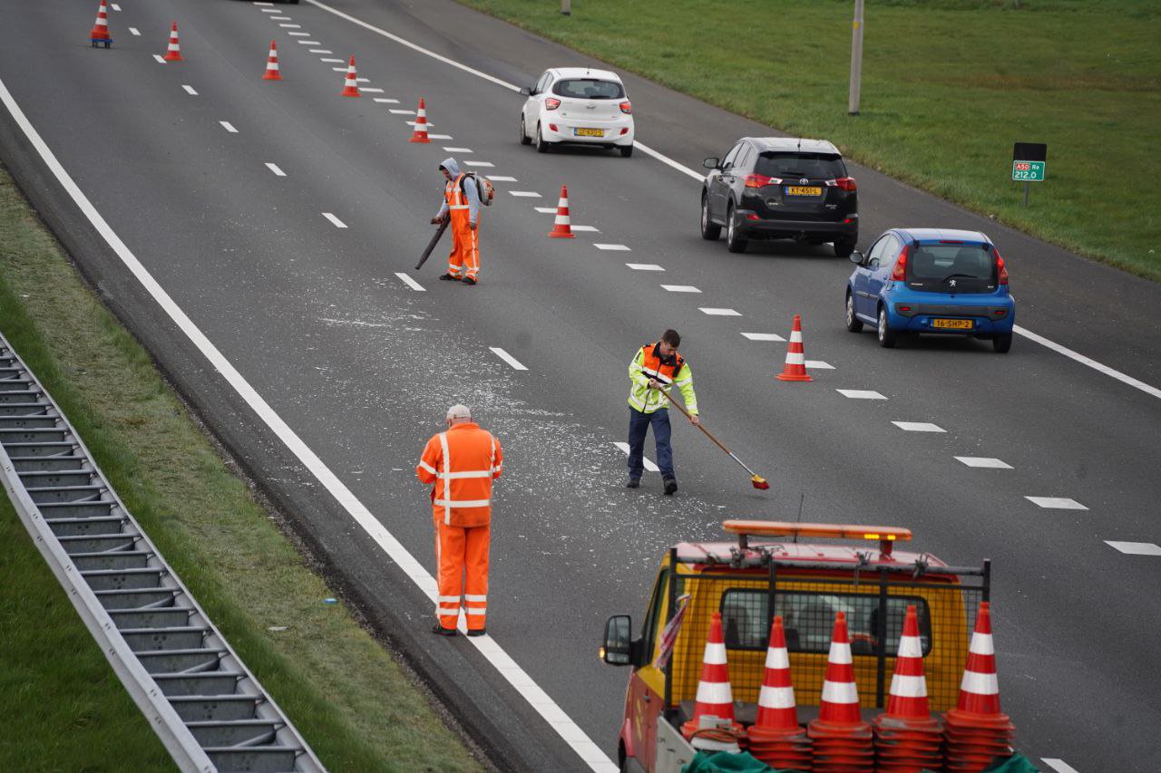 Forse vertraging op A50 door kapotgevallen glasplaten