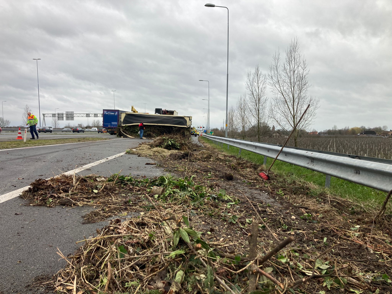 A15 dicht door gekantelde vrachtwagen; weggebruikers negeren afsluiting