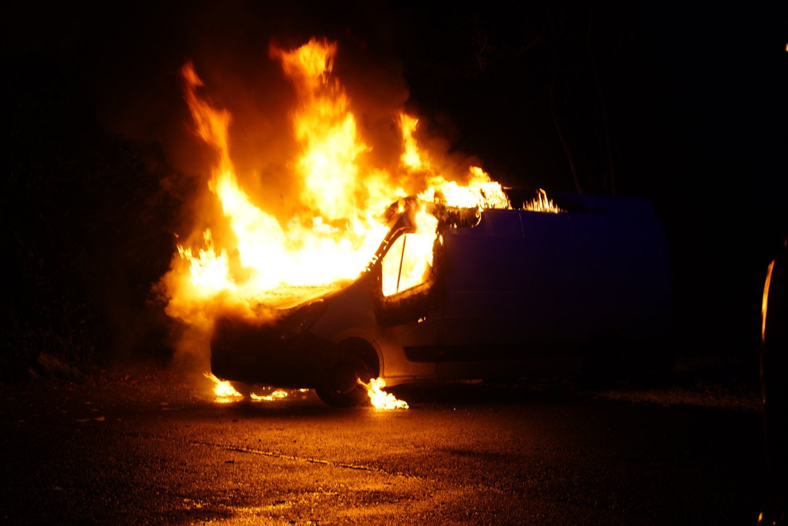 Bestelbus uitgebrand op parkeerplaats