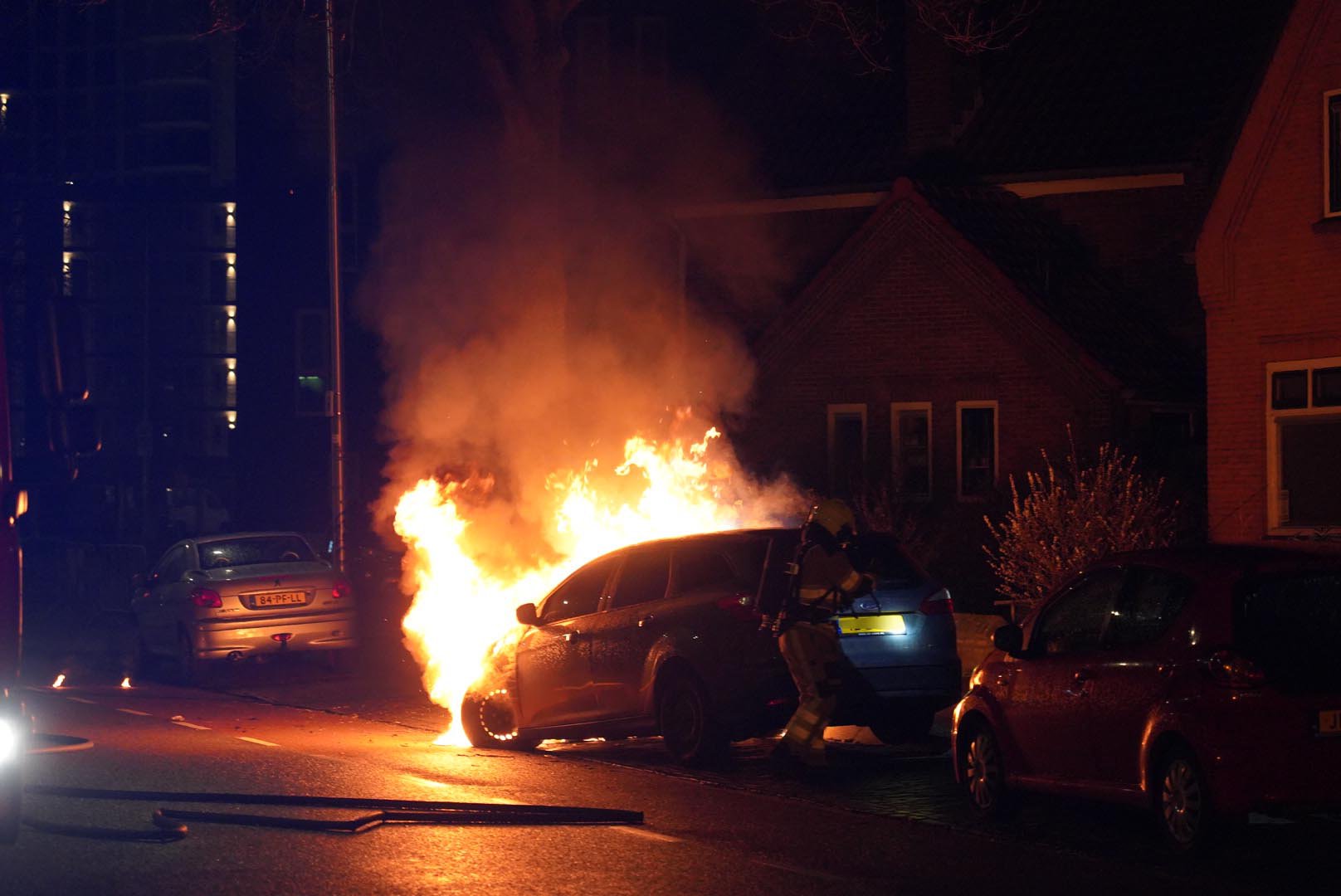 Geparkeerde auto gaat in vlammen op