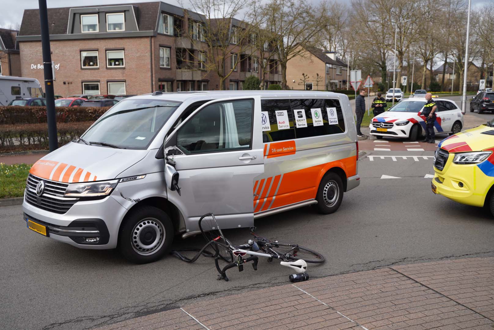 Wielrenner gewond na botsing met busje op rotonde