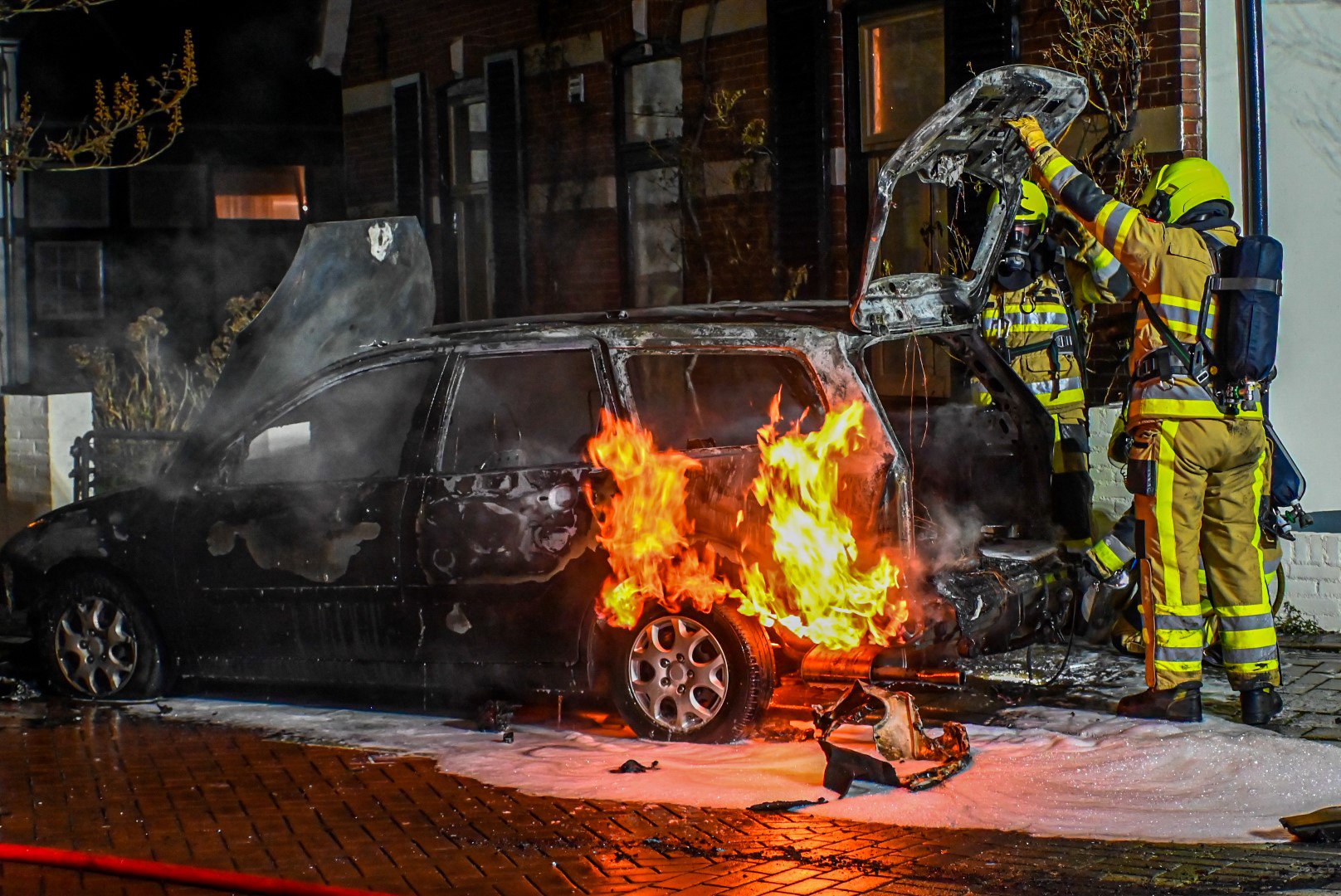 Geparkeerde auto volledig verwoest door felle brand