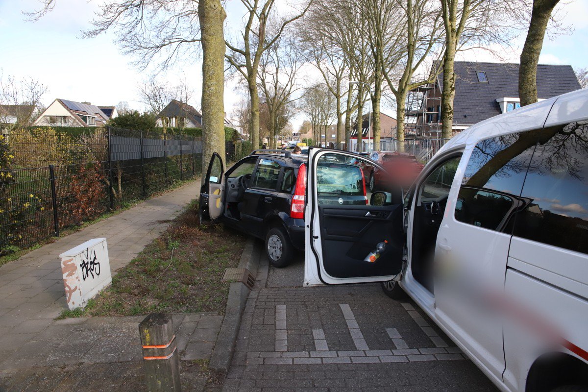 Automobilist gaat er vandoor na aanrijding en verliest macht over het stuur