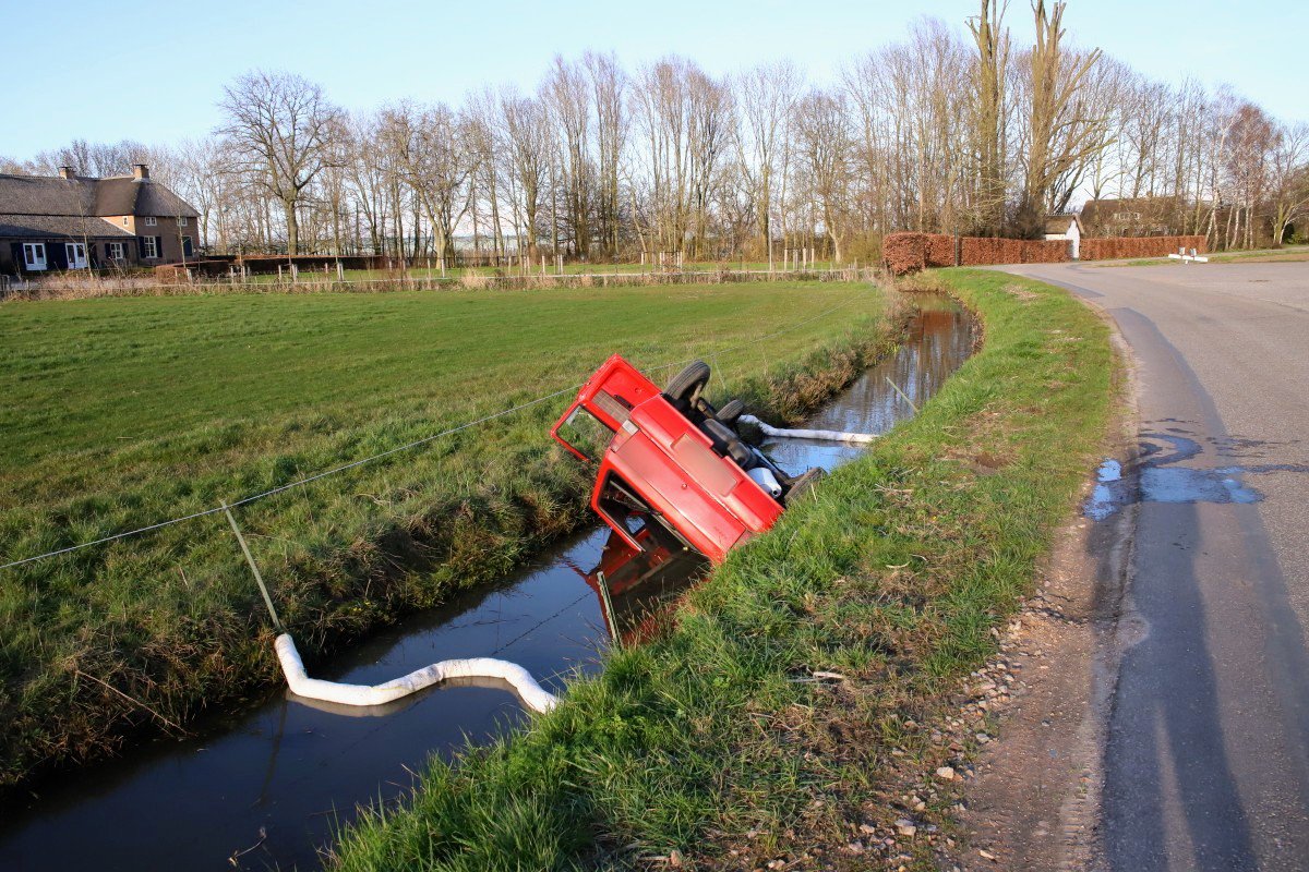 Automobilist verliest macht over het stuur en komt op de kop in water terecht