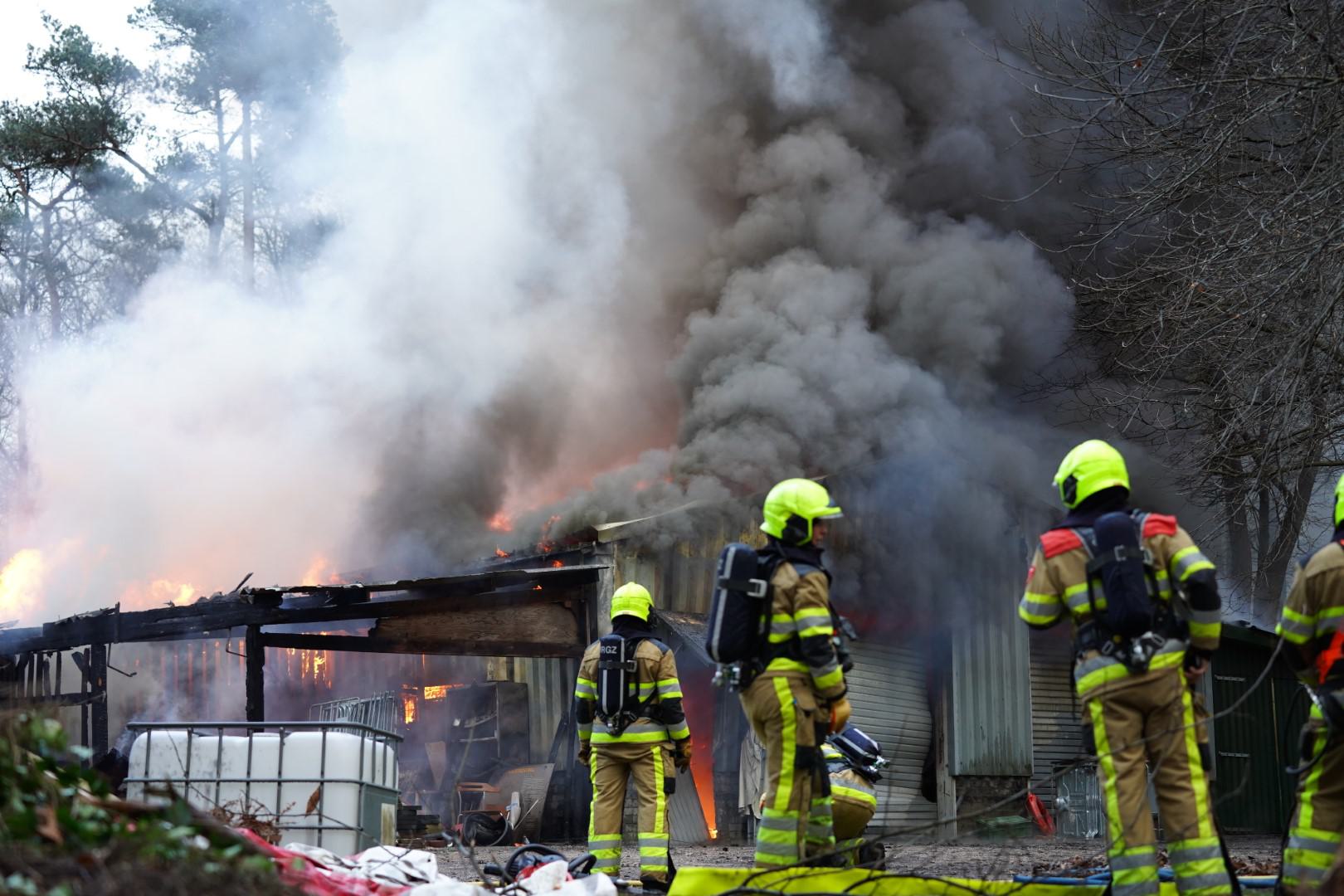 Grote brand in opslagloods: knallen hoorbaar