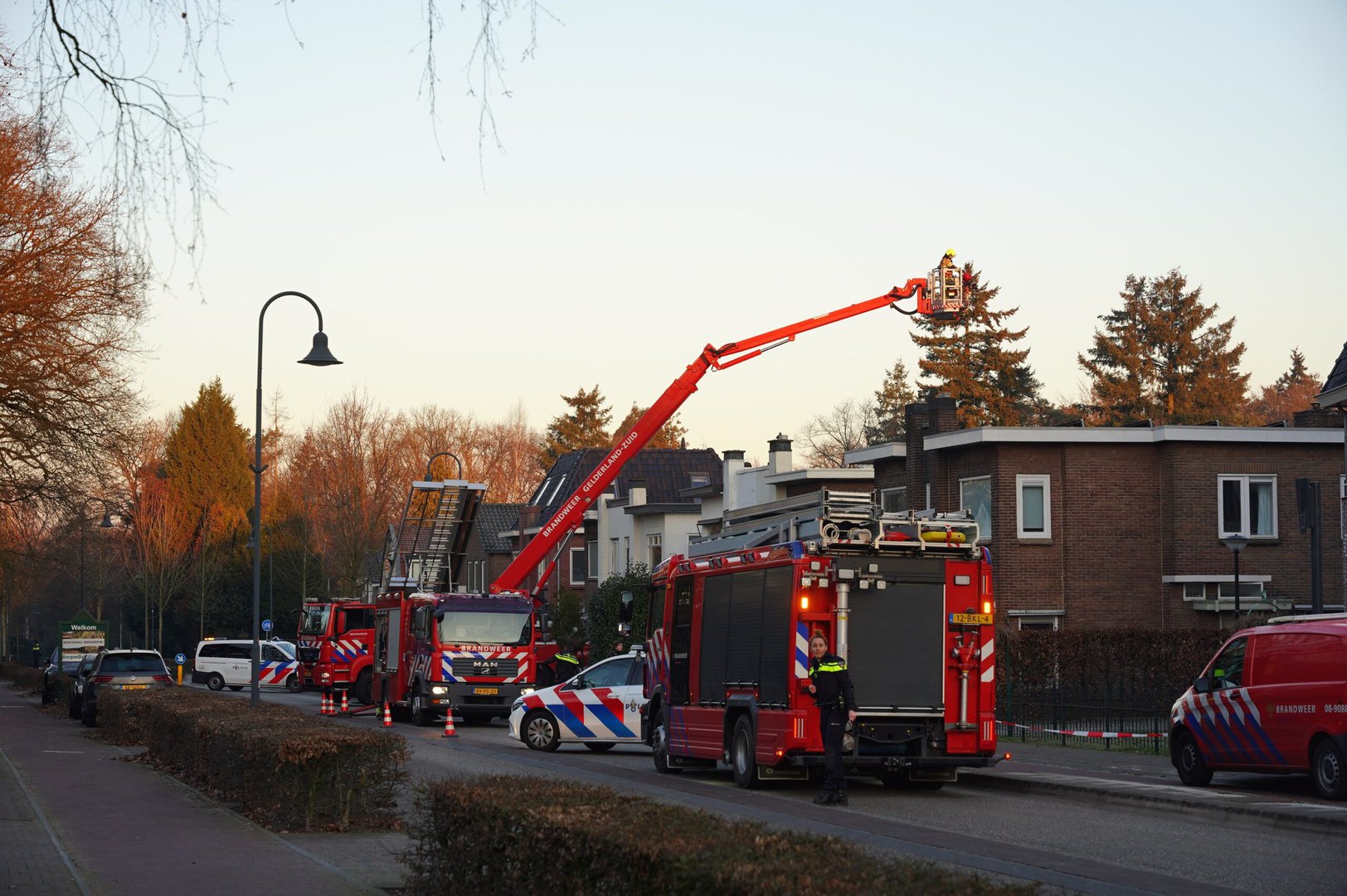 Buurtbewoners melden uitslaande brand in appartement