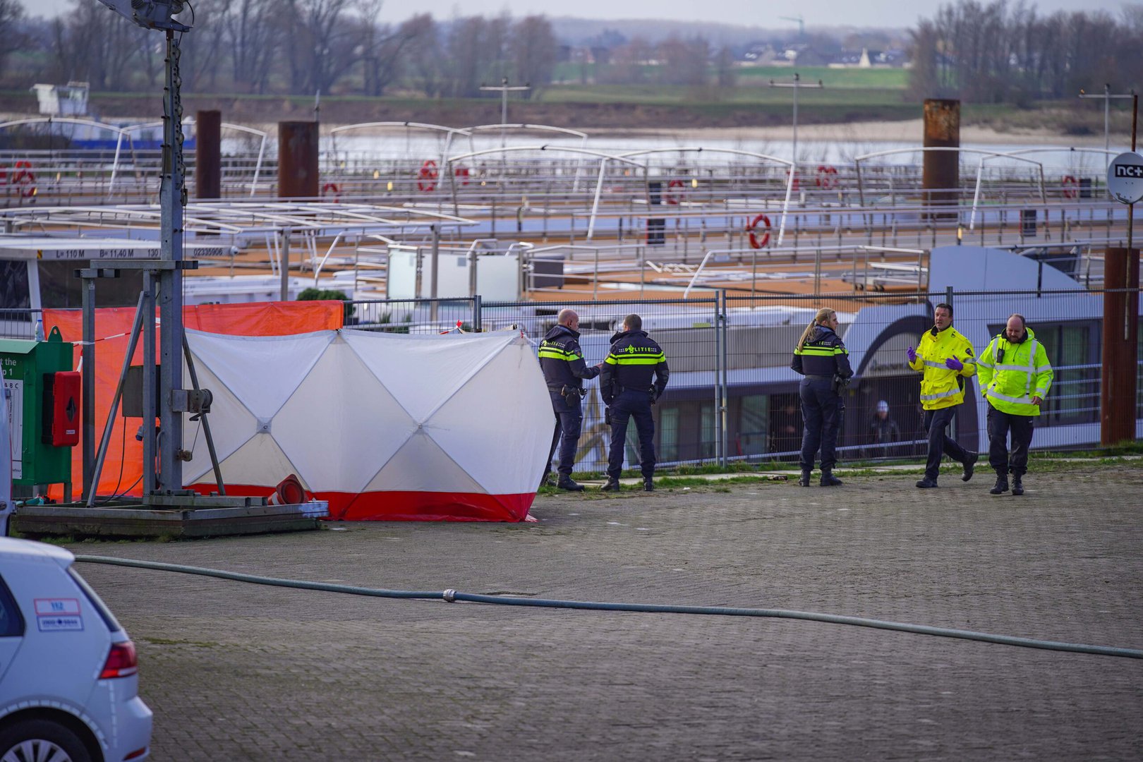 FOTO UPDATE: Voertuig met overleden persoon aangetroffen in het water