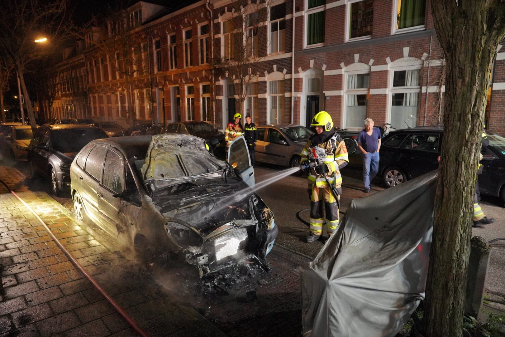 Autobrand in centrum Nijmegen, scooter smelt door hitte