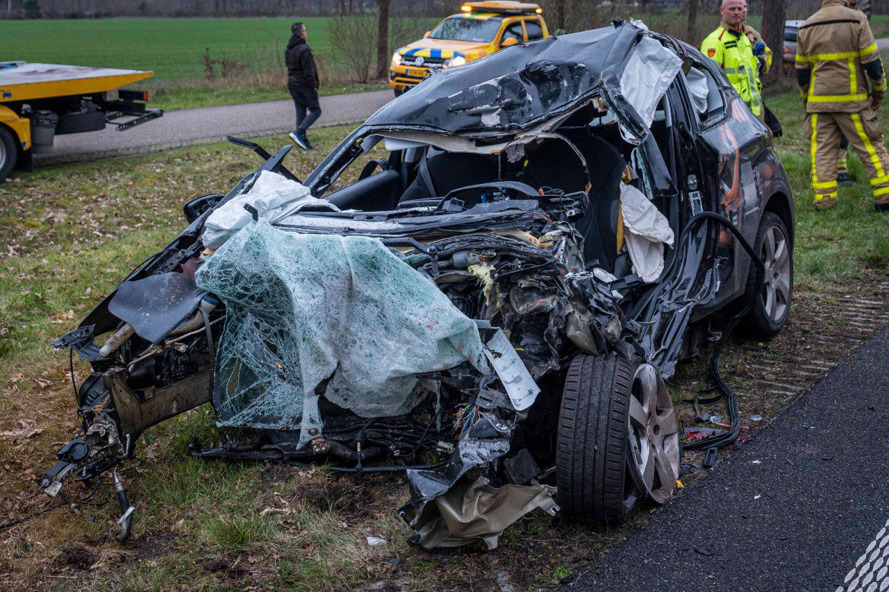 FOTO&VIDEO UPDATE: Dode bij aanrijding tussen vrachtwagen en personenauto