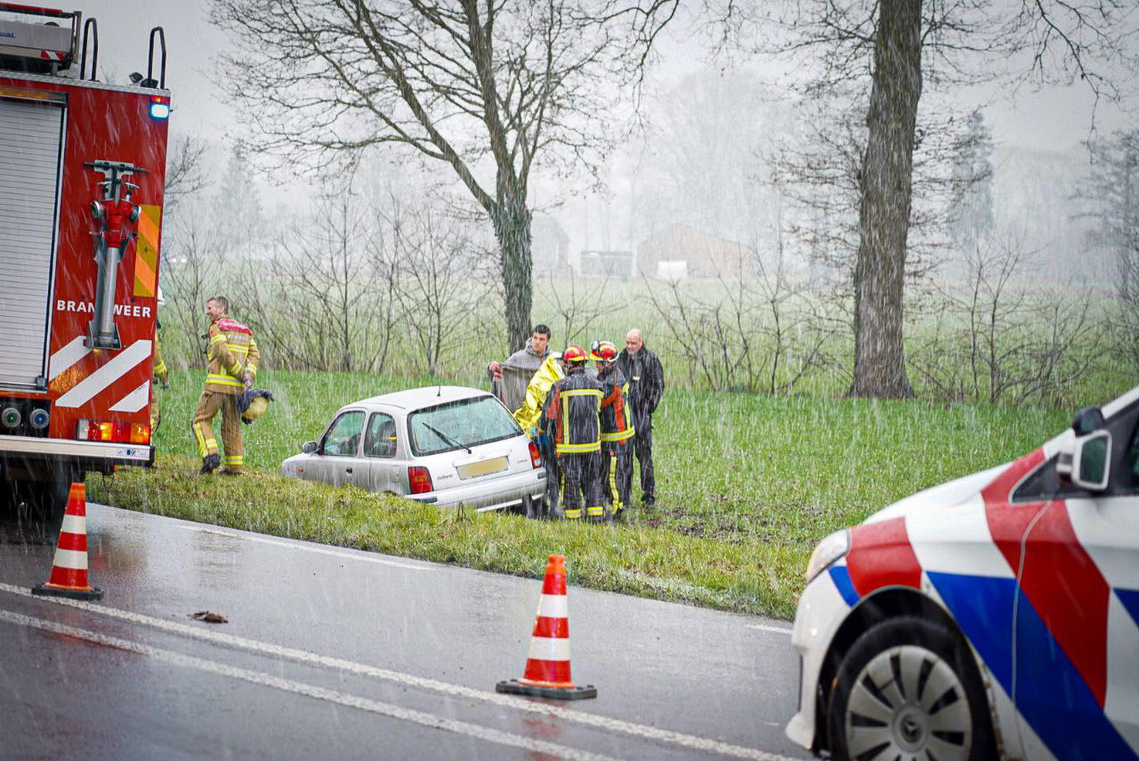 Auto raakt van de weg in Lochem