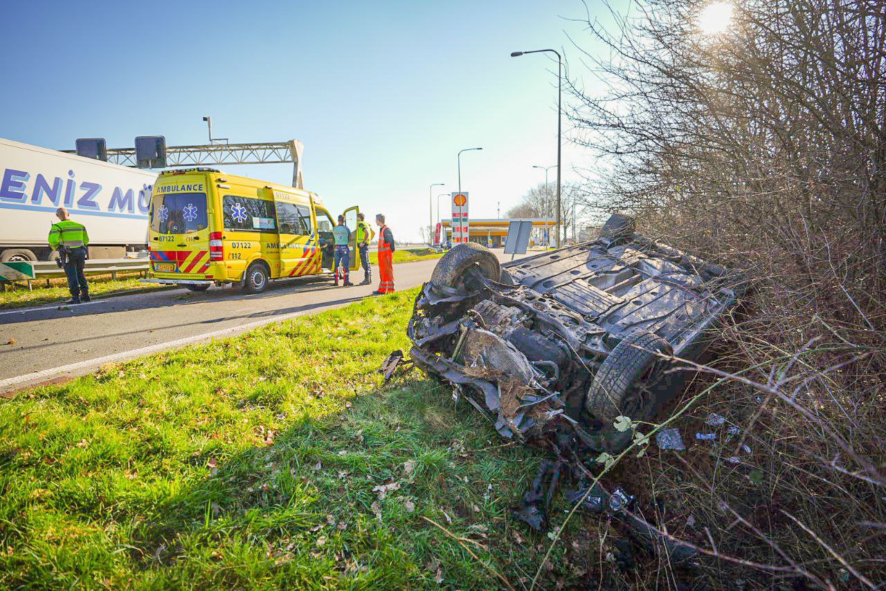 Auto over de kop bij ongeval A325, snelweg deels dicht