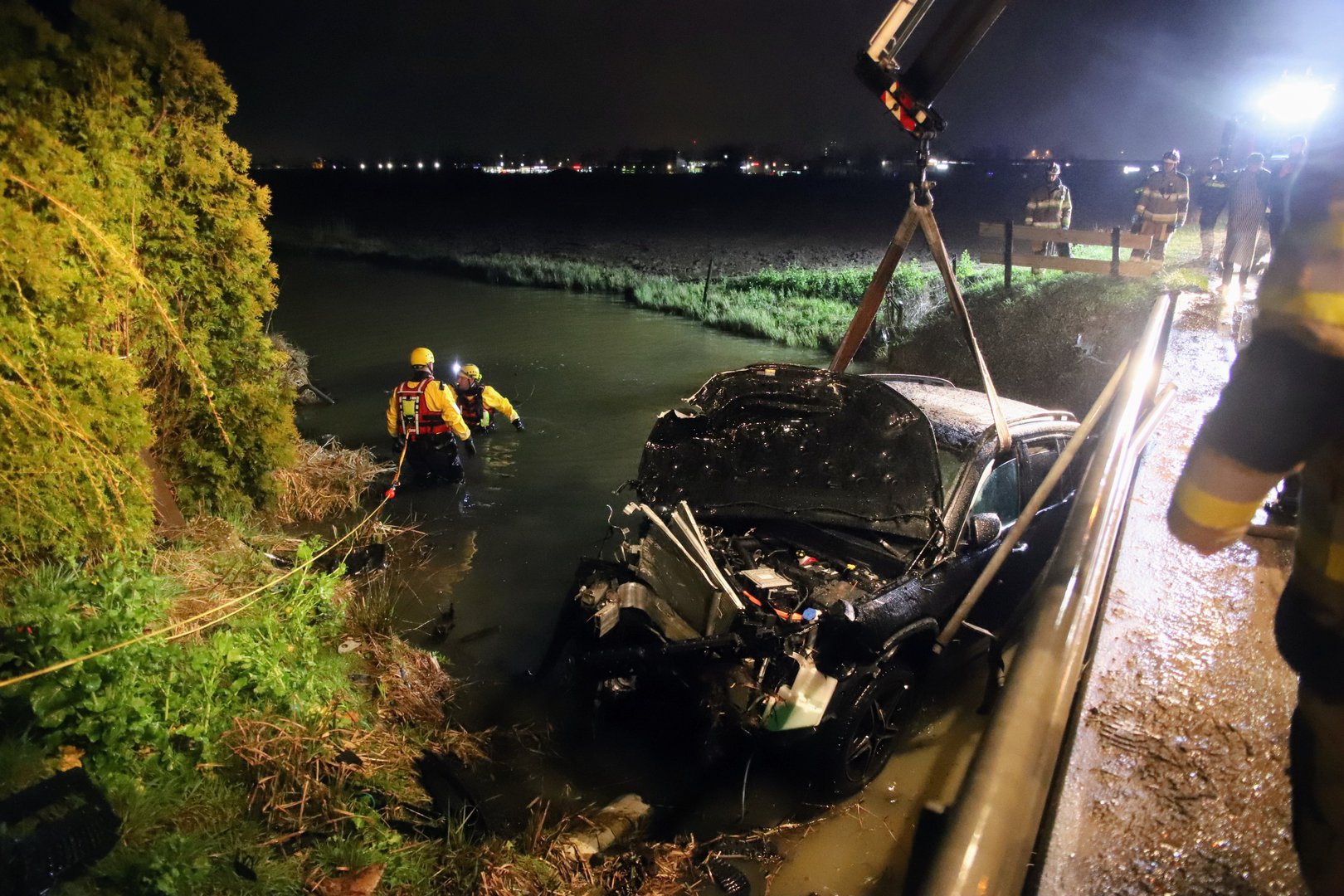 Auto vliegt uit de bocht en belandt in het water