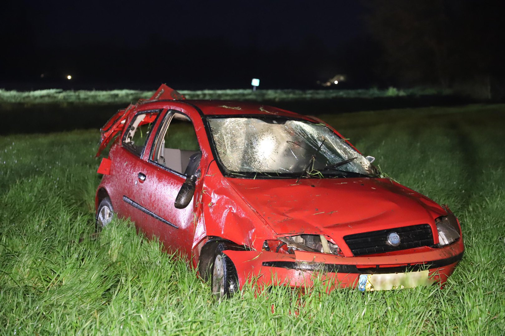 Auto slaat meerdere malen over de kop