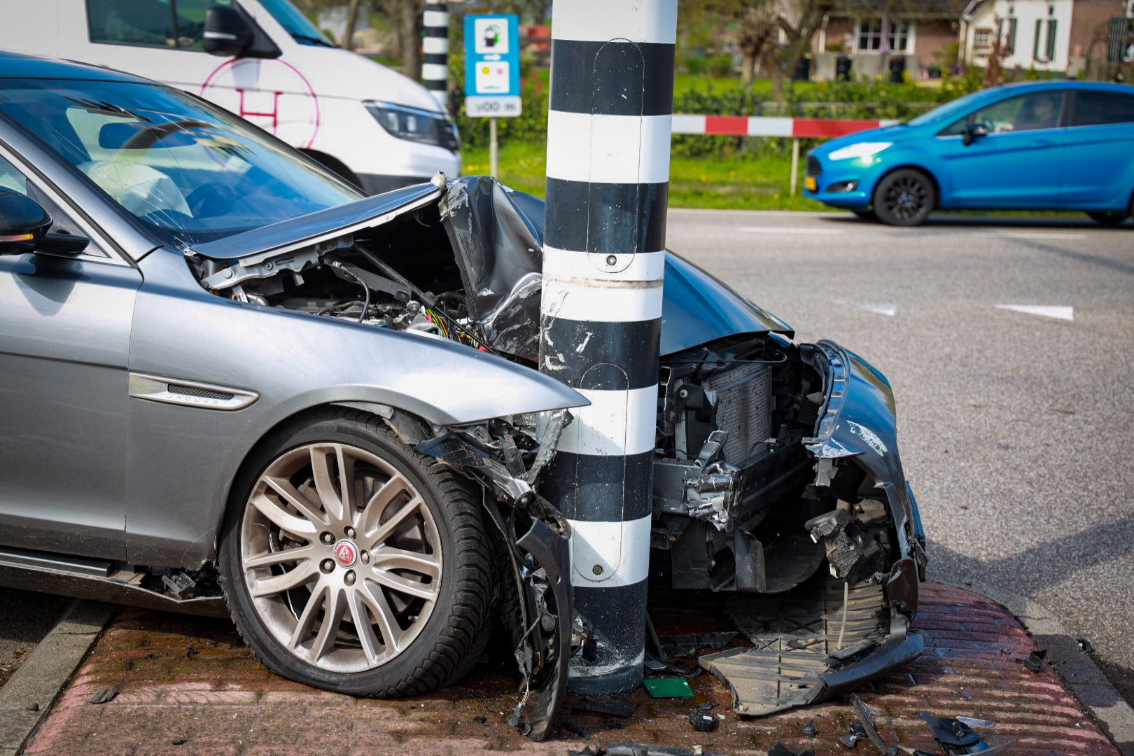 Automobilist klapt frontaal op lichtmast