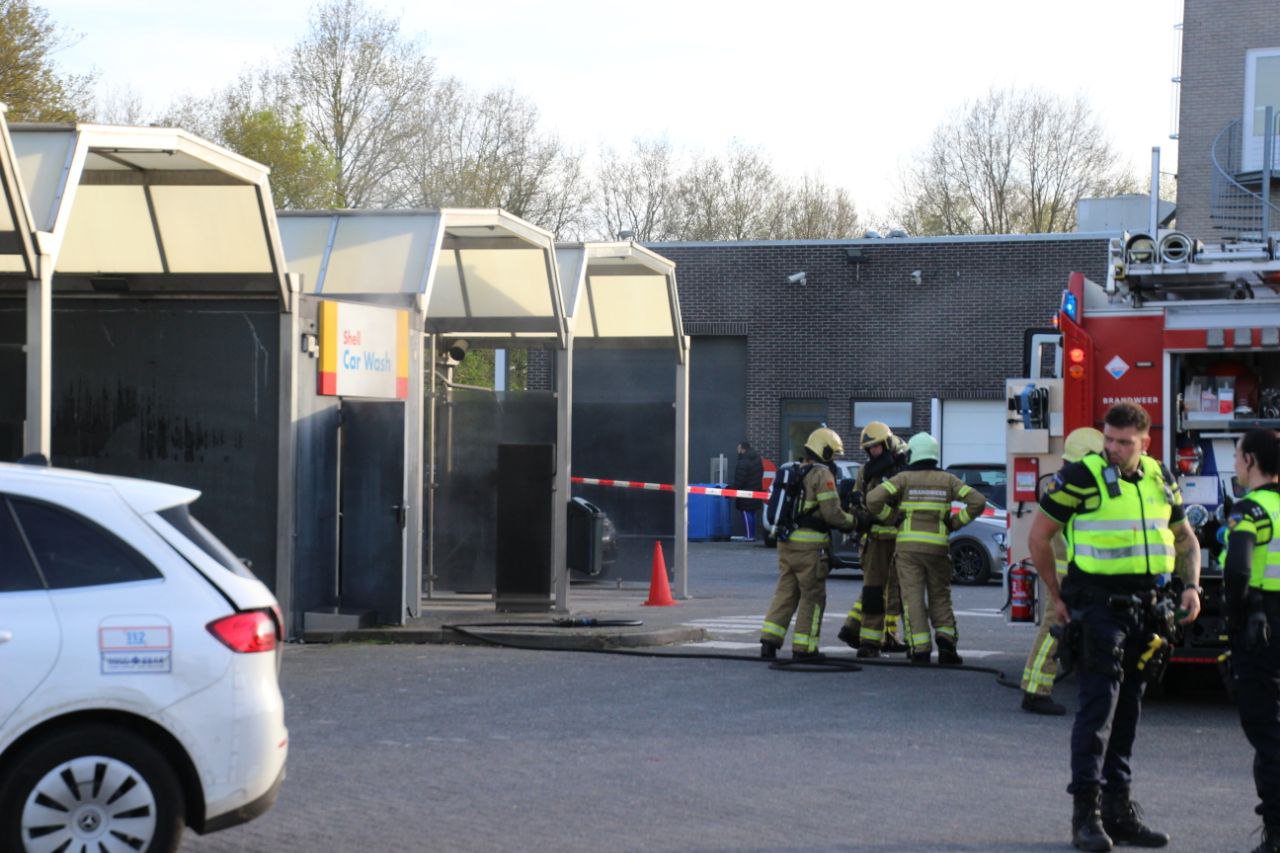 Rook in machineruimte van wasbox bij tankstation