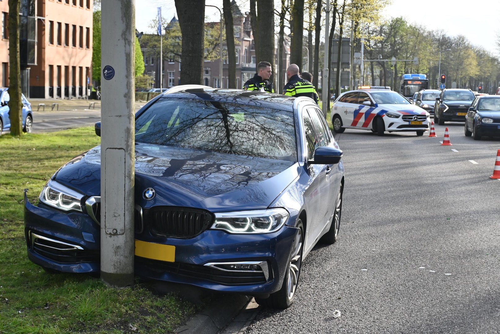 BMW raakt van weg en komt tot stilstand tegen lantaarnpaal