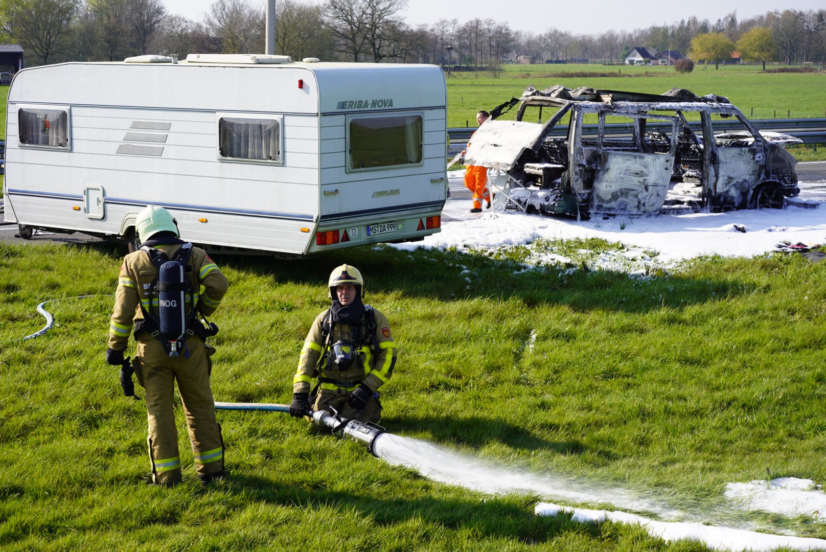 Busje brandt volledig uit op snelweg, omstanders weten caravan af te koppelen