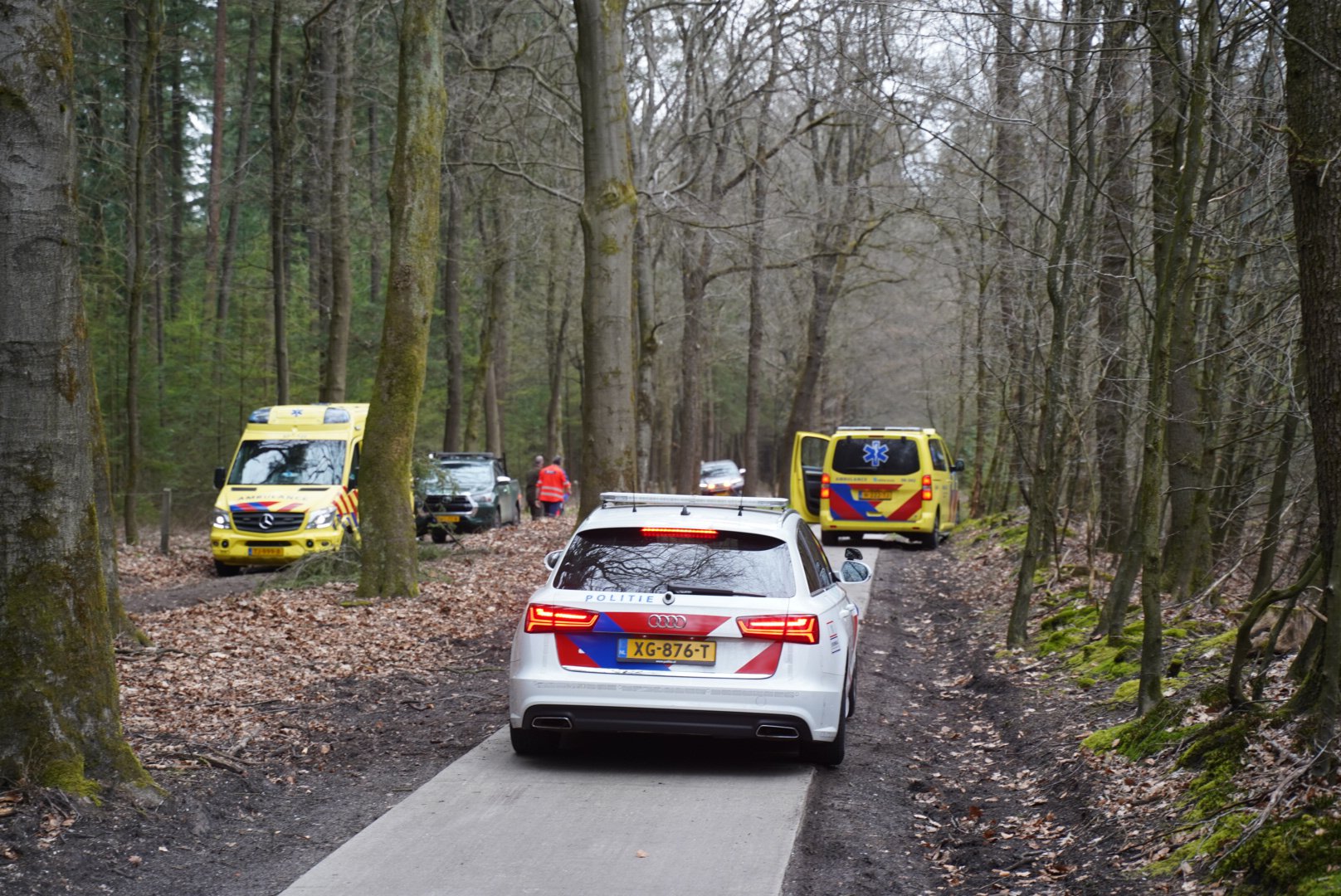 Fietser raakt ernstig gewond in het bos, traumahelikopter ter plaatse