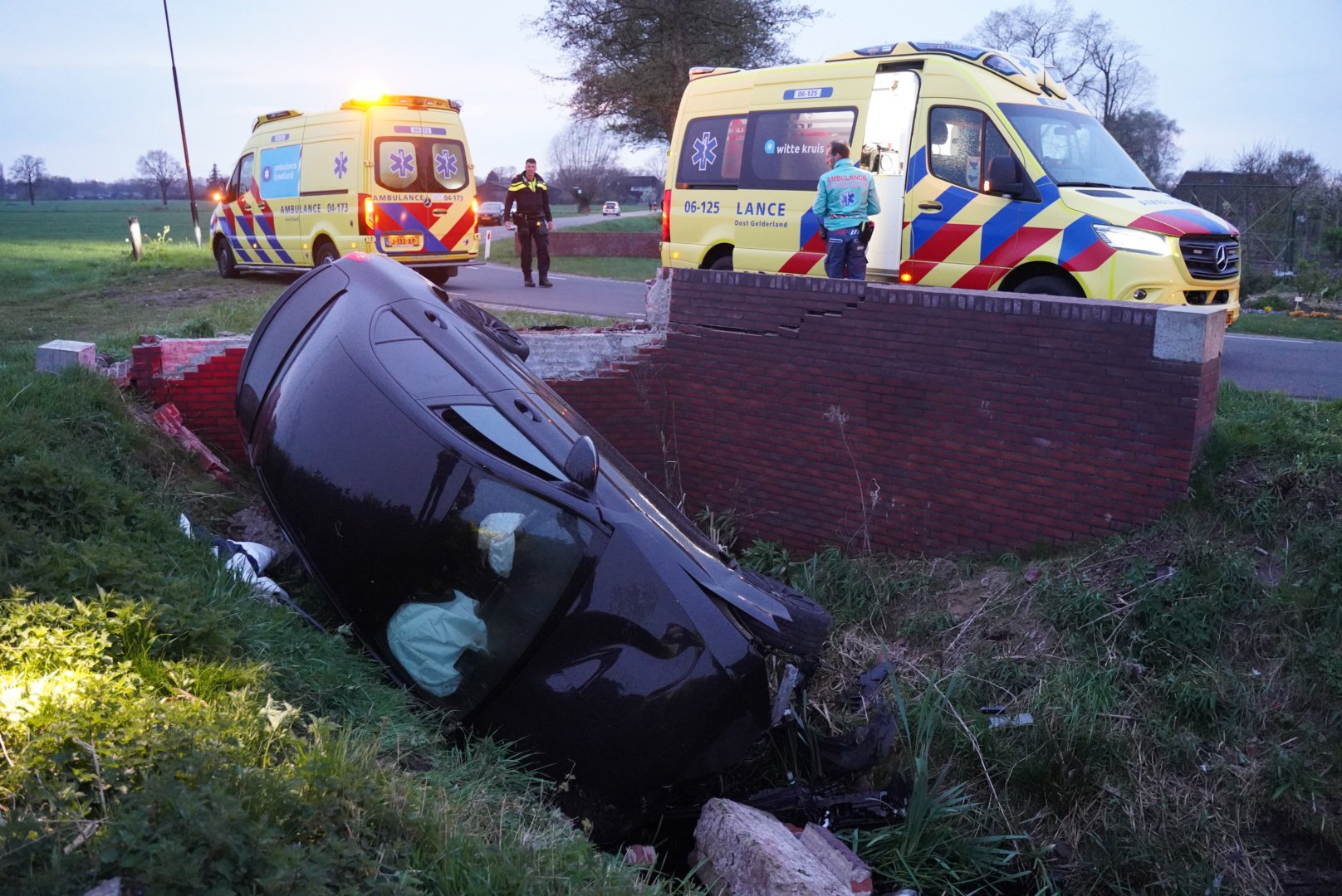 Auto vliegt uit de bocht en belandt in sloot