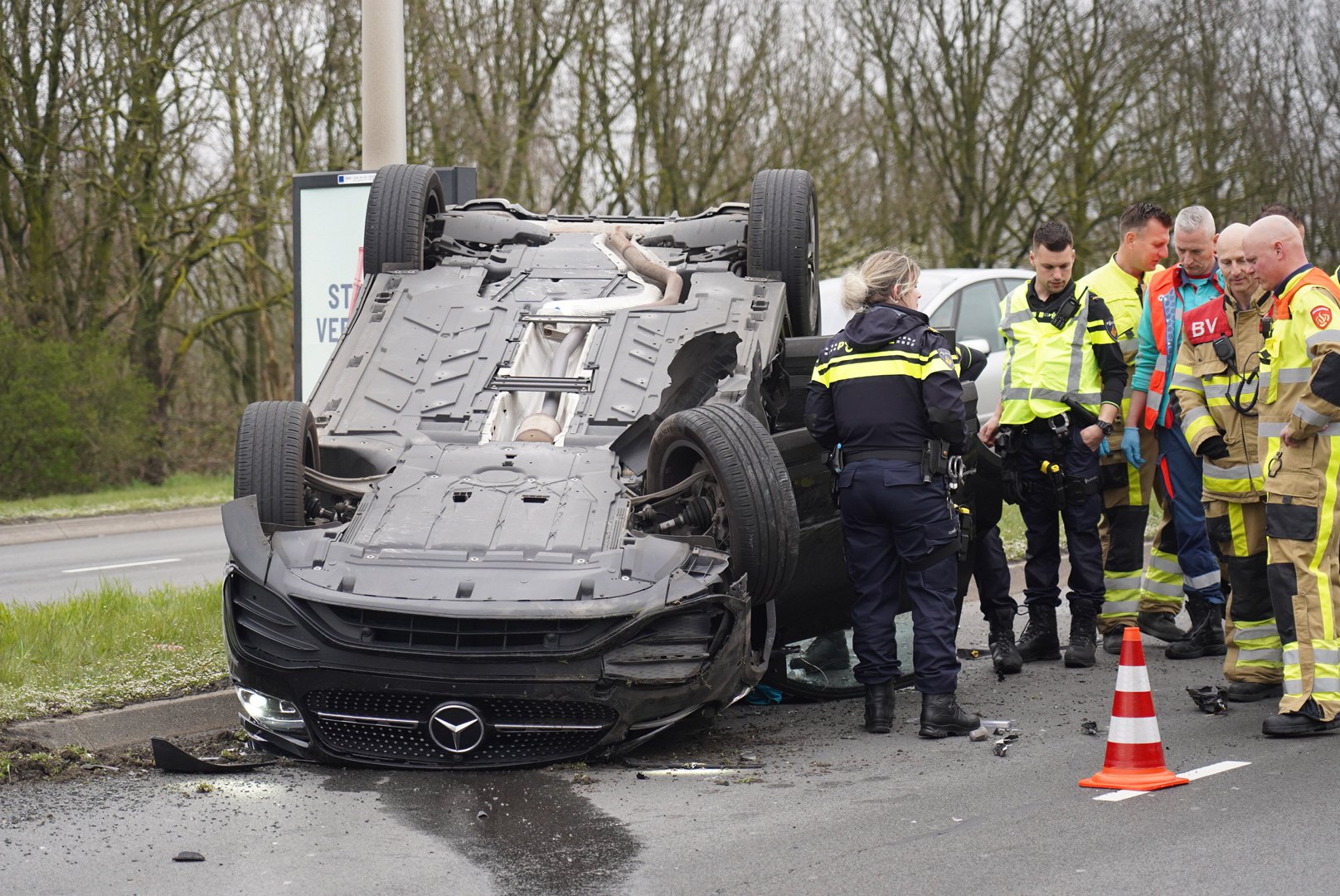 Auto komt op dak tot stilstand na ongeval