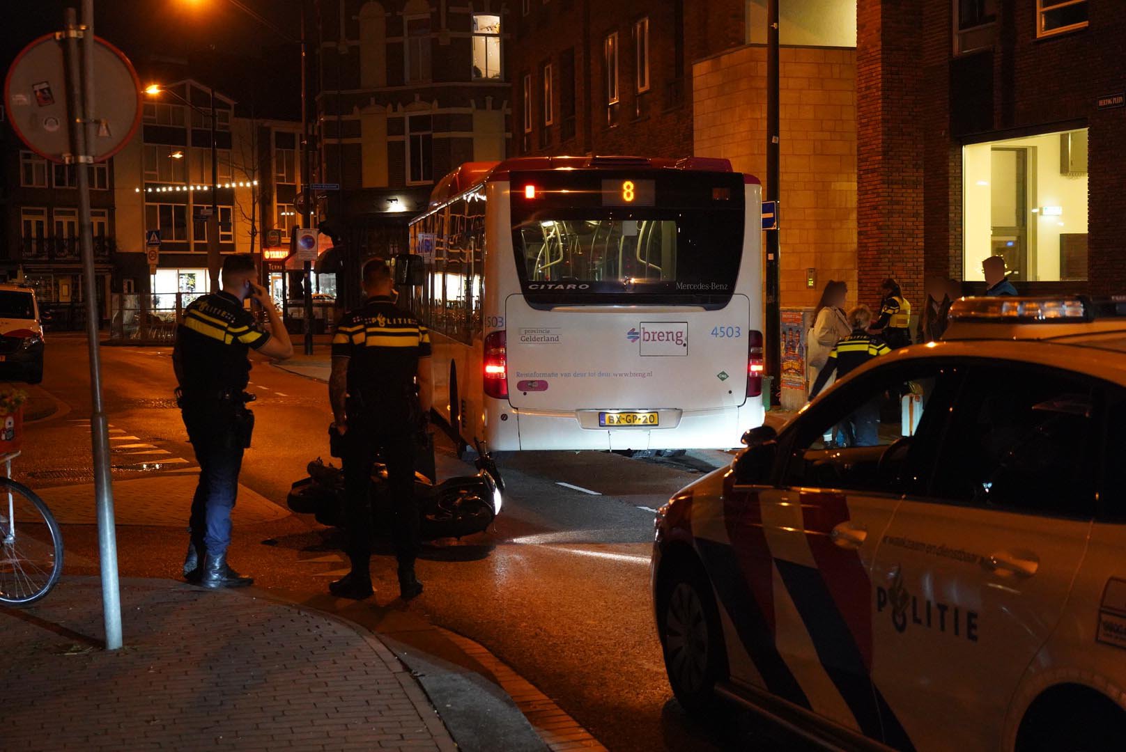 Scooterrijder gewond nadat hij tegen stadsbus botst